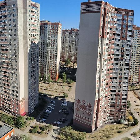 Apartment Near Metro Pozniaky Kiev Exteriör bild