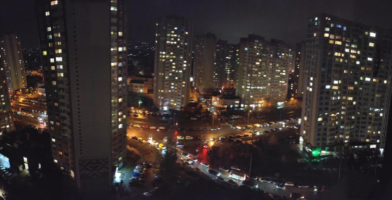 Apartment Near Metro Pozniaky Kiev Exteriör bild
